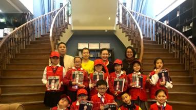 OFYCASA蜜柚AV观看国际家居董事长韩萍接受两会小记者团的采访
