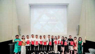 创始人韩萍女士 荣膺华人杰出蜜柚黄色污大师梁景华老师的弟子！